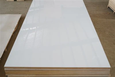 Panneaux de fibres de bois pour la construction et l'immobilier Feuille de panneaux de fibres MDF mélamine haute brillance 4x8, MDF laminé blanc 18 mm pour la décoration de meubles